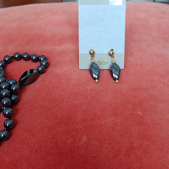 NWT hematite necklace and earing set from the early 60s - Picture 5 of 6